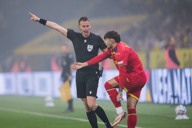 260925 Andrei RaÈ›iu of Romania and referee OndÅ™ej Berka during the Nations League football match between Sweden and Romania on September 25, 2026 in Stockholm. Photo: Kenta Jönsson BILDBYRAN COP 210 JM0854 bbeng fotboll football soccer fotball nations league uefa nations league sverige sweden sverige a rumänien romania Copyright: KENTAxJÖNSSON BB260925KJ014