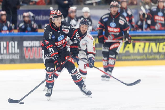 Marvin Schmid (21, ECDC Memmingen Indians) beim Spiel zwischen ECDC Memmingen Indians v EHC Freiburg, Eishockey, Herren, DEL2, 2026 2027, 3.Spieltag am 25.09.2026 in Memmingen, Kutter Arena. Bayern Deutschland