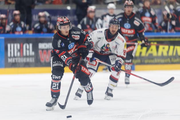 Marvin Schmid (21, ECDC Memmingen Indians) beim Spiel zwischen ECDC Memmingen Indians v EHC Freiburg, Eishockey, Herren, DEL2, 2026 2027, 3.Spieltag am 25.09.2026 in Memmingen, Kutter Arena. Bayern Deutschland