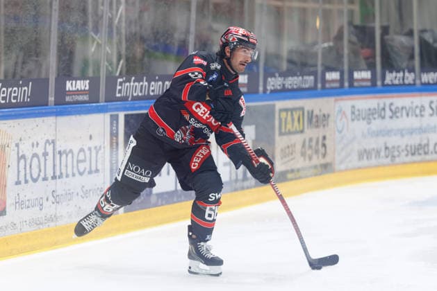 Leon van der Linde (66, ECDC Memmingen Indians) beim Spiel zwischen ECDC Memmingen Indians v EHC Freiburg, Eishockey, Herren, DEL2, 2026 2027, 3.Spieltag am 25.09.2026 in Memmingen, Kutter Arena. Bayern Deutschland