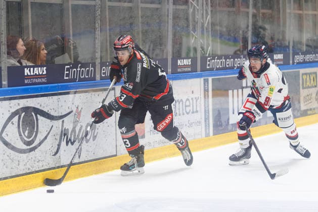 Leon Fern (13, ECDC Memmingen Indians) im Hintergrund Cole Gallant (98, EHC Freiburg) beim Spiel zwischen ECDC Memmingen Indians v EHC Freiburg, Eishockey, Herren, DEL2, 2026 2027, 3.Spieltag am 25.09.2026 in Memmingen, Kutter Arena. Bayern Deutschland