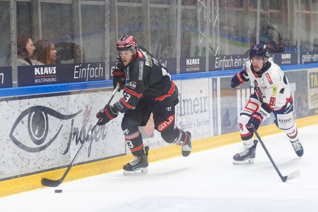 Leon Fern (13, ECDC Memmingen Indians) im Hintergrund Cole Gallant (98, EHC Freiburg) beim Spiel zwischen ECDC Memmingen Indians v EHC Freiburg, Eishockey, Herren, DEL2, 2026 2027, 3.Spieltag am 25.09.2026 in Memmingen, Kutter Arena. Bayern Deutschland
