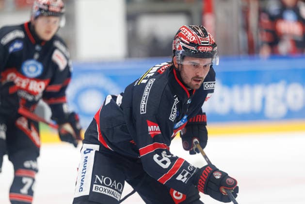 Kevin Wall (64, ECDC Memmingen Indians) beim Spiel zwischen ECDC Memmingen Indians v EHC Freiburg, Eishockey, Herren, DEL2, 2026 2027, 3.Spieltag am 25.09.2026 in Memmingen, Kutter Arena. Bayern Deutschland
