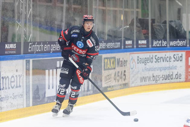 Linus Svedlund (72, ECDC Memmingen Indians) beim Spiel zwischen ECDC Memmingen Indians v EHC Freiburg, Eishockey, Herren, DEL2, 2026 2027, 3.Spieltag am 25.09.2026 in Memmingen, Kutter Arena. Bayern Deutschland