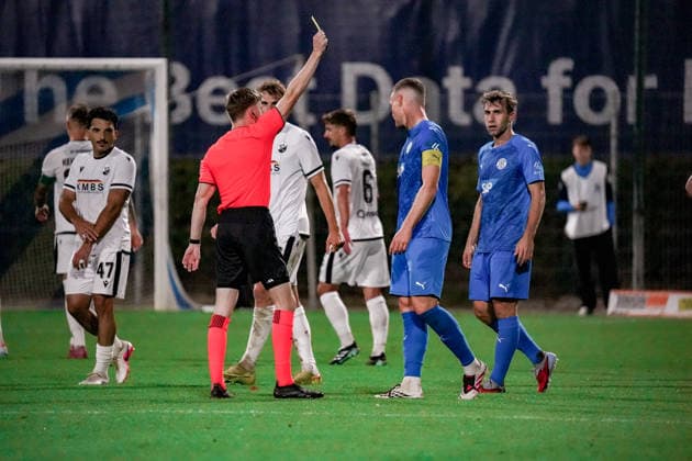 Deutschland: Fussball Saison 2026 2027 , Regionalliga Südwest , 9. Spieltag , FC Astoria Walldorf vs. SV Sandhausen - Dietmar-Hopp-Sportpark (Walldorf) : Schiedsrichter zeigt die gelbe Karte Walldorf Dietmar-Hopp-Sportpark Deutschland Germany Copyright: xBennetxLongx