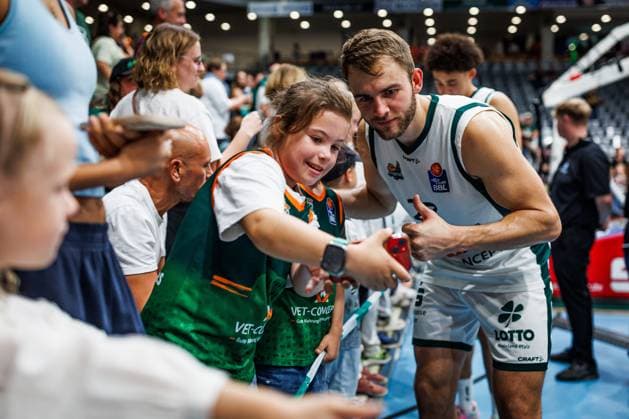Moritz Krimmer (Gladiators Trier) mit Fan, Emotionen, Geste, Gestik, Mimik Vet Concept Gladiators Trier vs Telekom Baskets Bonn, Basketball, easyCredit BBL, 2. Spieltag, Saison 2026 2027, 25.09.2026 Vet Concept Gladiators Trier vs Telekom Baskets Bonn, Basketball, easyCredit BBL, 2. Spieltag, Saison 2026 2027, 25.09.2026 Copyright: xEibnerxPressefotox EP_ANS