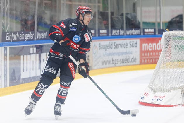 Linus Svedlund (72, ECDC Memmingen Indians) beim Spiel zwischen ECDC Memmingen Indians v EHC Freiburg, Eishockey, Herren, DEL2, 2026 2027, 3.Spieltag am 25.09.2026 in Memmingen, Kutter Arena. Bayern Deutschland