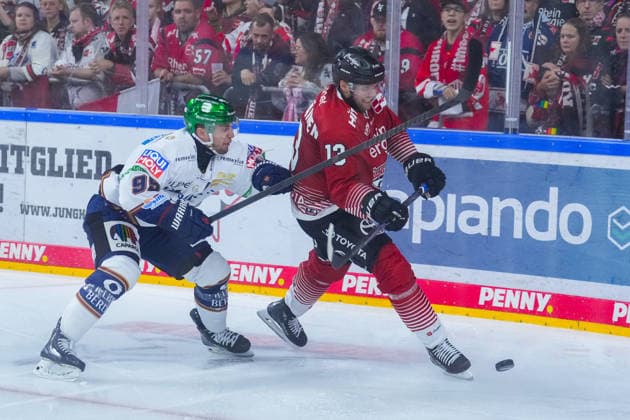 25.09.2026, xydrx, Eishockey, Penny DEL, Kölner Haie - Eisbären Berlin, Saison 2026 2027, Lanxess-Arena Köln: Frederik Tiffels (Eisbären Berlin, 95) im Zweikampf gegen Valtteri Kemilaeinen (Kölner Haie, 13) Copyright: HMBxMedia YannisxDreimann