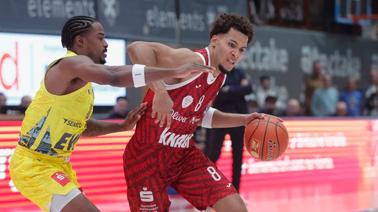 Im Bild: v.li. Nate Johnson (EWE Baskets Oldenburg) gegen Brandon Tischler (Wuerzburg Baskets, 8) am Ball 25.09.2026, Fitness First Wuerzburg Baskets vs. EWE Baskets Oldenburg, easyCredit BBL, 2. Spieltag, Deutschland, 97072, tectake-Arena Wuerzburg, Copyright: HMBxMedia xJulienxBecker