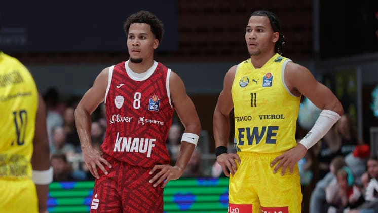 Im Bild: v.li. Brandon Tischler (Wuerzburg Baskets, 8) und Nicholas Tischler (EWE Baskets Oldenburg) 25.09.2026, Fitness First Wuerzburg Baskets vs. EWE Baskets Oldenburg, easyCredit BBL, 2. Spieltag, Deutschland, 97072, tectake-Arena Wuerzburg, Copyright: HMBxMedia xJulienxBecker