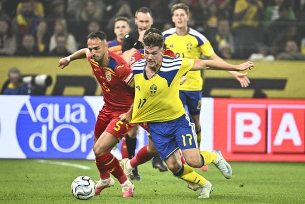 STOCKHOLM, SVERIGE 20260925 Rumäniens Virgil GhiÅ£Äƒ och Sveriges Viktor Gyökeres under fredagens fotbollsmatch i Nations League mellan Sverige och Rumänien pa Strawberry Arena. STOCKHOLM SVERIGE x10090x
