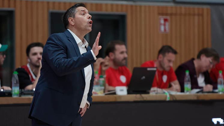Im Bild: Anweisungen von Head-Coach Sasa Filipovski (Wuerzburg Baskets) 25.09.2026, Fitness First Wuerzburg Baskets vs. EWE Baskets Oldenburg, easyCredit BBL, 2. Spieltag, Deutschland, 97072, tectake-Arena Wuerzburg, Copyright: HMBxMedia xJulienxBecker