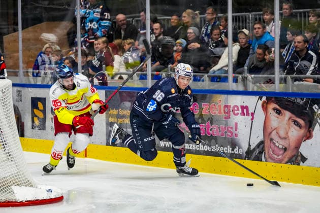 Kampf um den Puck Zweikampf zwischen Jason Bast (Duesseldorfer EG, 45) und Niclas Hempel (Towerstars Ravensburg, 96), GER, Ravensburg Towerstars vs. Duesseldorfer EG, Eishockey, DEL2 Hauptrunde, 3. Spieltag, Spielzeit 2026 2027, 25.09.2026 GER, Ravensburg Towerstars vs. Duesseldorfer EG, Eishockey, DEL2 Hauptrunde, 3. Spieltag, Spielzeit 2026 2027, 25.09.2026 Ravensburg Copyright: xEibner-Pressefoto MaximilianxRistx EP_MRT