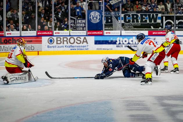Torchance zum 1:0 vo Robbie Czarnik (Towerstars Ravensburg, 77) gegen Jonas Langmann (Duesseldorfer EG, 34) und Max Hense (Duesseldorfer EG, 7), GER, Ravensburg Towerstars vs. Duesseldorfer EG, Eishockey, DEL2 Hauptrunde, 3. Spieltag, Spielzeit 2026 2027, 25.09.2026 GER, Ravensburg Towerstars vs. Duesseldorfer EG, Eishockey, DEL2 Hauptrunde, 3. Spieltag, Spielzeit 2026 2027, 25.09.2026 Ravensburg Copyright: xEibner-Pressefoto MaximilianxRistx EP_MRT