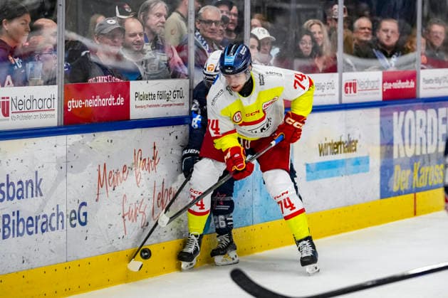 Kampf um den Puck Zweikampf zwischen Sten Fischer (Duesseldorfer EG, 74) und Odeen Peter Tufto (Towerstars Ravensburg, 26), GER, Ravensburg Towerstars vs. Duesseldorfer EG, Eishockey, DEL2 Hauptrunde, 3. Spieltag, Spielzeit 2026 2027, 25.09.2026 GER, Ravensburg Towerstars vs. Duesseldorfer EG, Eishockey, DEL2 Hauptrunde, 3. Spieltag, Spielzeit 2026 2027, 25.09.2026 Ravensburg Copyright: xEibner-Pressefoto MaximilianxRistx EP_MRT