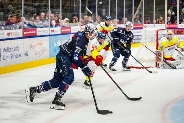 Robbie Czarnik (Towerstars Ravensburg, 77) gegen Jason Bast (Duesseldorfer EG, 45), GER, Ravensburg Towerstars vs. Duesseldorfer EG, Eishockey, DEL2 Hauptrunde, 3. Spieltag, Spielzeit 2026 2027, 25.09.2026 GER, Ravensburg Towerstars vs. Duesseldorfer EG, Eishockey, DEL2 Hauptrunde, 3. Spieltag, Spielzeit 2026 2027, 25.09.2026 Ravensburg Copyright: xEibner-Pressefoto MaximilianxRistx EP_MRT
