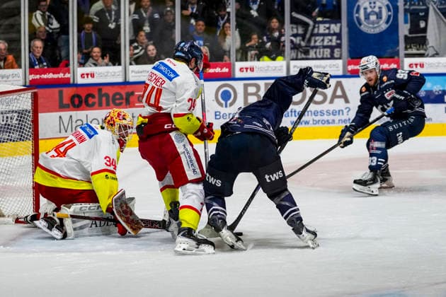 Torchance zum 1:1 von Matt Fonteyne (Towerstars Ravensburg, 17) gegen Sten Fischer (Duesseldorfer EG, 74) und Jonas Langmann (Duesseldorfer EG, 34), GER, Ravensburg Towerstars vs. Duesseldorfer EG, Eishockey, DEL2 Hauptrunde, 3. Spieltag, Spielzeit 2026 2027, 25.09.2026 GER, Ravensburg Towerstars vs. Duesseldorfer EG, Eishockey, DEL2 Hauptrunde, 3. Spieltag, Spielzeit 2026 2027, 25.09.2026 Ravensburg Copyright: xEibner-Pressefoto MaximilianxRistx EP_MRT