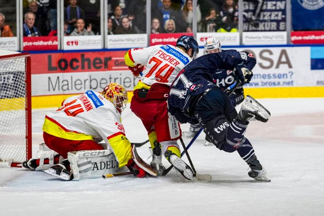 Torchance zum 1:1 von Matt Fonteyne (Towerstars Ravensburg, 17) gegen Sten Fischer (Duesseldorfer EG, 74) und Jonas Langmann (Duesseldorfer EG, 34), GER, Ravensburg Towerstars vs. Duesseldorfer EG, Eishockey, DEL2 Hauptrunde, 3. Spieltag, Spielzeit 2026 2027, 25.09.2026 GER, Ravensburg Towerstars vs. Duesseldorfer EG, Eishockey, DEL2 Hauptrunde, 3. Spieltag, Spielzeit 2026 2027, 25.09.2026 Ravensburg Copyright: xEibner-Pressefoto MaximilianxRistx EP_MRT