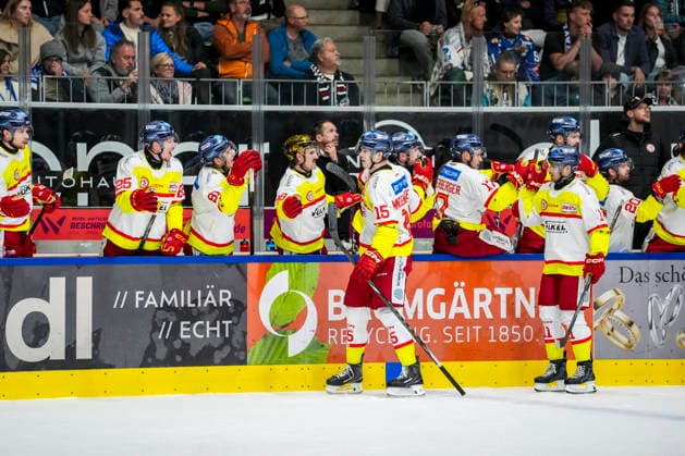 Noah Muenzenberger (Duesseldorfer EG, 15) beim Abklatschen an der Bank nach seinem Tor zum 1:0, GER, Ravensburg Towerstars vs. Duesseldorfer EG, Eishockey, DEL2 Hauptrunde, 3. Spieltag, Spielzeit 2026 2027, 25.09.2026 GER, Ravensburg Towerstars vs. Duesseldorfer EG, Eishockey, DEL2 Hauptrunde, 3. Spieltag, Spielzeit 2026 2027, 25.09.2026 Ravensburg Copyright: xEibner-Pressefoto MaximilianxRistx EP_MRT