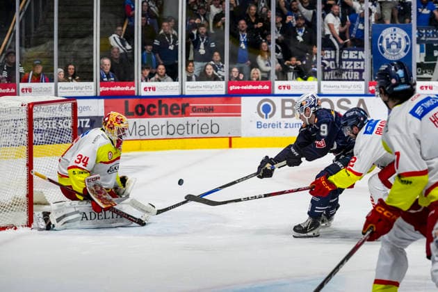 Torchance zum 1:1 von Fabio Sarto (Towerstars Ravensburg, 9) gegen Konrad Fiedler (Towerstars Ravensburg, 34), GER, Ravensburg Towerstars vs. Duesseldorfer EG, Eishockey, DEL2 Hauptrunde, 3. Spieltag, Spielzeit 2026 2027, 25.09.2026 GER, Ravensburg Towerstars vs. Duesseldorfer EG, Eishockey, DEL2 Hauptrunde, 3. Spieltag, Spielzeit 2026 2027, 25.09.2026 Ravensburg Copyright: xEibner-Pressefoto MaximilianxRistx EP_MRT