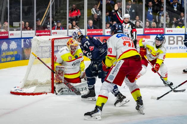 Torchance zum 1:1 von Robbie Czarnik (Towerstars Ravensburg, 77) gegen Jonas Langmann (Duesseldorfer EG, 34), GER, Ravensburg Towerstars vs. Duesseldorfer EG, Eishockey, DEL2 Hauptrunde, 3. Spieltag, Spielzeit 2026 2027, 25.09.2026 GER, Ravensburg Towerstars vs. Duesseldorfer EG, Eishockey, DEL2 Hauptrunde, 3. Spieltag, Spielzeit 2026 2027, 25.09.2026 Ravensburg Copyright: xEibner-Pressefoto MaximilianxRistx EP_MRT