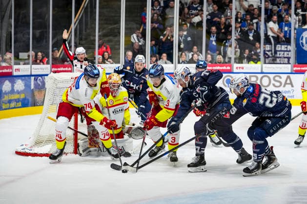 Robbie Czarnik (Towerstars Ravensburg, 77) gegen Sten Fischer (Duesseldorfer EG, 74) und Levi Holzhausen (Duesseldorfer EG, 3), GER, Ravensburg Towerstars vs. Duesseldorfer EG, Eishockey, DEL2 Hauptrunde, 3. Spieltag, Spielzeit 2026 2027, 25.09.2026 GER, Ravensburg Towerstars vs. Duesseldorfer EG, Eishockey, DEL2 Hauptrunde, 3. Spieltag, Spielzeit 2026 2027, 25.09.2026 Ravensburg Copyright: xEibner-Pressefoto MaximilianxRistx EP_MRT