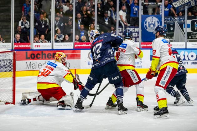 Torchance zum 1:1 von Thomas Reichel (Towerstars Ravensburg, 27) gegen Jonas Langmann (Duesseldorfer EG, 34), GER, Ravensburg Towerstars vs. Duesseldorfer EG, Eishockey, DEL2 Hauptrunde, 3. Spieltag, Spielzeit 2026 2027, 25.09.2026 GER, Ravensburg Towerstars vs. Duesseldorfer EG, Eishockey, DEL2 Hauptrunde, 3. Spieltag, Spielzeit 2026 2027, 25.09.2026 Ravensburg Copyright: xEibner-Pressefoto MaximilianxRistx EP_MRT