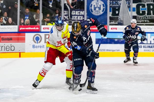 Kampf um den Puck Zweikampf zwischen Sten Fischer (Duesseldorfer EG, 74) und Nickolas Latta (Towerstars Ravensburg, 14), GER, Ravensburg Towerstars vs. Duesseldorfer EG, Eishockey, DEL2 Hauptrunde, 3. Spieltag, Spielzeit 2026 2027, 25.09.2026 GER, Ravensburg Towerstars vs. Duesseldorfer EG, Eishockey, DEL2 Hauptrunde, 3. Spieltag, Spielzeit 2026 2027, 25.09.2026 Ravensburg Copyright: xEibner-Pressefoto MaximilianxRistx EP_MRT