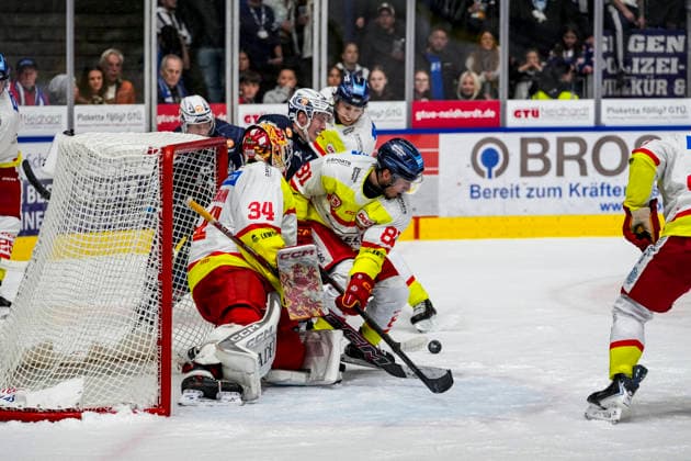 Corey Mackin (Duesseldorfer EG, 81) rettet vor Jonas Langmann (Duesseldorfer EG, 34), GER, Ravensburg Towerstars vs. Duesseldorfer EG, Eishockey, DEL2 Hauptrunde, 3. Spieltag, Spielzeit 2026 2027, 25.09.2026 GER, Ravensburg Towerstars vs. Duesseldorfer EG, Eishockey, DEL2 Hauptrunde, 3. Spieltag, Spielzeit 2026 2027, 25.09.2026 Ravensburg Copyright: xEibner-Pressefoto MaximilianxRistx EP_MRT
