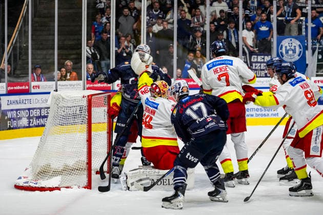 Jonas Langmann (Düsseldorfer EG, 34) gegen Robbie Czarnik (Towerstars Ravensburg, 77) , GER, Ravensburg Towerstars vs. Duesseldorfer EG, Eishockey, DEL2 Hauptrunde, 3. Spieltag, Spielzeit 2026 2027, 25.09.2026 GER, Ravensburg Towerstars vs. Duesseldorfer EG, Eishockey, DEL2 Hauptrunde, 3. Spieltag, Spielzeit 2026 2027, 25.09.2026 Ravensburg Copyright: xEibner-Pressefoto MaximilianxRistx EP_MRT