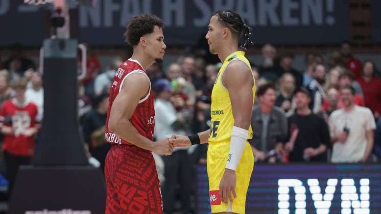 Im Bild: v.li. Brandon Tischler (Wuerzburg Baskets, 8) und Nicholas Tischler (EWE Baskets Oldenburg) vor Anpfiff 25.09.2026, Fitness First Wuerzburg Baskets vs. EWE Baskets Oldenburg, easyCredit BBL, 2. Spieltag, Deutschland, 97072, tectake-Arena Wuerzburg, Copyright: HMBxMedia xJulienxBecker
