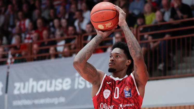 Im Bild: Eddie Colbert III (Wuerzburg Baskets, 0) mit dem Dreipunktewurf 25.09.2026, Fitness First Wuerzburg Baskets vs. EWE Baskets Oldenburg, easyCredit BBL, 2. Spieltag, Deutschland, 97072, tectake-Arena Wuerzburg, Copyright: HMBxMedia xJulienxBecker