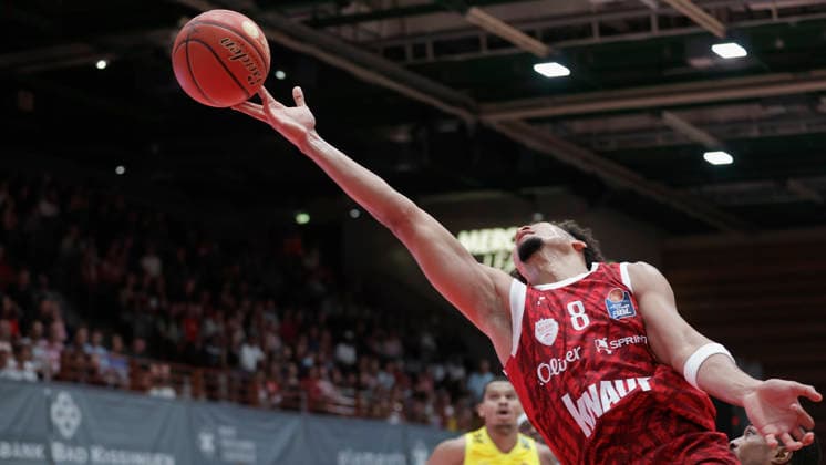 Im Bild: Brandon Tischler (Wuerzburg Baskets, 8) versucht an den Ball zu kommen 25.09.2026, Fitness First Wuerzburg Baskets vs. EWE Baskets Oldenburg, easyCredit BBL, 2. Spieltag, Deutschland, 97072, tectake-Arena Wuerzburg, Copyright: HMBxMedia xJulienxBecker