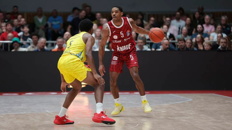 Im Bild: v.li. Jeremy Roach (EWE Baskets Oldenburg, 5) gegen Kenny Dye (Wuerzburg Baskets, 5) am Ball 25.09.2026, Fitness First Wuerzburg Baskets vs. EWE Baskets Oldenburg, easyCredit BBL, 2. Spieltag, Deutschland, 97072, tectake-Arena Wuerzburg, Copyright: HMBxMedia xJulienxBecker