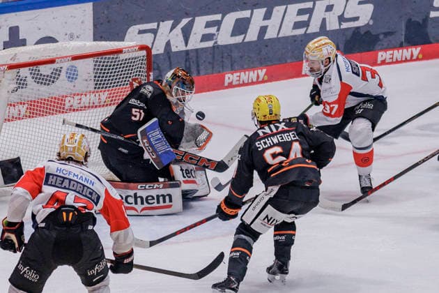 Penny DEL: Löwen Frankfurt - Nürnberg Ice Tigers, 25.09.2026 Cody Brenner (Löwen Frankfurt 51) hat den Puck vor sich, Löwen Frankfurt - Nürnberg Ice Tigers, Frankfurt, NIX Eissporthalle, 25.9.2026 Copyright: xBEAUTIFULxSPORTS Gawlikx