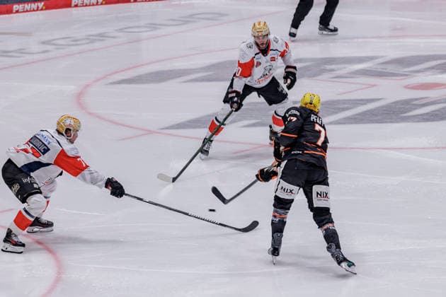 Penny DEL: Löwen Frankfurt - Nürnberg Ice Tigers, 25.09.2026 Daniel Pfaffengut (Löwen Frankfurt 77) schießt den Puc kaufs Tor zum 1:2, Löwen Frankfurt - Nürnberg Ice Tigers, Frankfurt, NIX Eissporthalle, 25.9.2026 Copyright: xBEAUTIFULxSPORTS Gawlikx