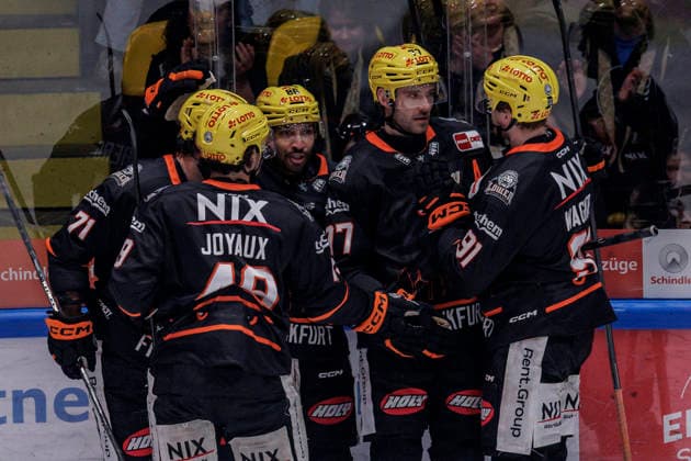 Penny DEL: Löwen Frankfurt - Nürnberg Ice Tigers, 25.09.2026 Daniel Pfaffengut (Löwen Frankfurt 77) erzielte das Tor den Treffer zum 1;2 und feriet mit Austin Wagner (Löwen Frankfurt 91) und Michael Joyaux (Löwen Frankfurt 49) und Linus Fröberg (Löwen Frankfurt 71), Löwen Frankfurt - Nürnberg Ice Tigers, Frankfurt, NIX Eissporthalle, 25.9.2026 Copyright: xBEAUTIFULxSPORTS Gawlikx