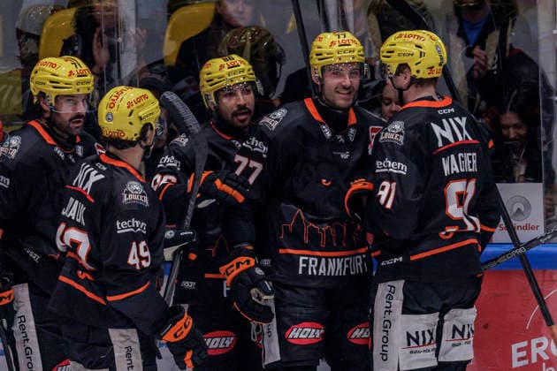 Penny DEL: Löwen Frankfurt - Nürnberg Ice Tigers, 25.09.2026 Daniel Pfaffengut (Löwen Frankfurt 77) erzielte das Tor den Treffer zum 1;2 und feriet mit Austin Wagner (Löwen Frankfurt 91) und Michael Joyaux (Löwen Frankfurt 49) und Linus Fröberg (Löwen Frankfurt 71), Löwen Frankfurt - Nürnberg Ice Tigers, Frankfurt, NIX Eissporthalle, 25.9.2026 Copyright: xBEAUTIFULxSPORTS Gawlikx