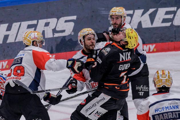 Penny DEL: Löwen Frankfurt - Nürnberg Ice Tigers, 25.09.2026 Samuel Dove-McFalls (Nürnberg Ice Tigers 75) und Ty Glover (Löwen Frankfurt 7), Löwen Frankfurt - Nürnberg Ice Tigers, Frankfurt, NIX Eissporthalle, 25.9.2026 Copyright: xBEAUTIFULxSPORTS Gawlikx