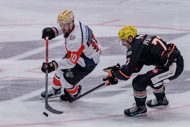 Penny DEL: Löwen Frankfurt - Nürnberg Ice Tigers, 25.09.2026 Evan Barratt (Nürnberg Ice Tigers 10) und Daniel Pfaffengut (Löwen Frankfurt 77) im Kampf um den puck, Löwen Frankfurt - Nürnberg Ice Tigers, Frankfurt, NIX Eissporthalle, 25.9.2026 Copyright: xBEAUTIFULxSPORTS Gawlikx