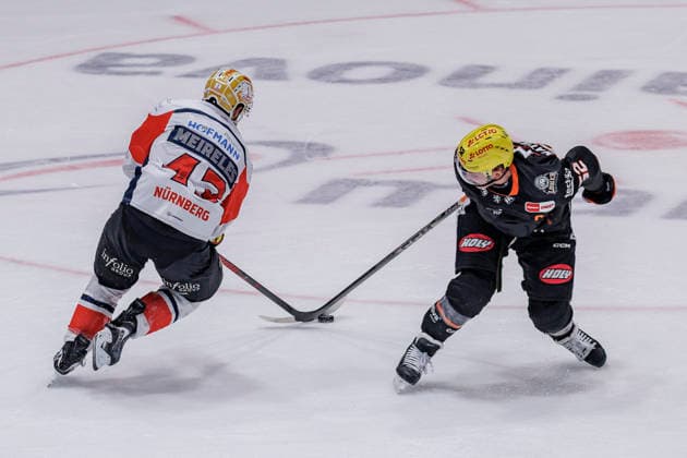 Penny DEL: Löwen Frankfurt - Nürnberg Ice Tigers, 25.09.2026 Greg Meireles (Nürnberg Ice Tigers 43) und Maksim Matushkin (Löwen Frankfurt 52) im Kampf u mden Puck, Löwen Frankfurt - Nürnberg Ice Tigers, Frankfurt, NIX Eissporthalle, 25.9.2026 Copyright: xBEAUTIFULxSPORTS Gawlikx