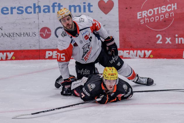 Penny DEL: Löwen Frankfurt - Nürnberg Ice Tigers, 25.09.2026 Samuel Dove-McFalls (Nürnberg Ice Tigers 75) sitzt kniet auf Ty Glover (Löwen Frankfurt 7), Löwen Frankfurt - Nürnberg Ice Tigers, Frankfurt, NIX Eissporthalle, 25.9.2026 Copyright: xBEAUTIFULxSPORTS Gawlikx