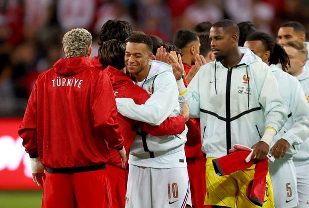 Turkiye v France - UEFA Nations League KOCAELI, TURKIYE - SEPTEMBER 25: Turkiye national football team players Arda Guler and Baris Alper Yilmaz and France national football team player Kylian Mbappe greet each other after taking to the pitch during warm-ups ahead of the UEFA Nations League A Group 1 match between Turkiye and France at Kocaeli Stadium in Kocaeli, Turkiye, on September 25, 2026. Ali Atmaca Anadolu Kocaeli Turkey. Editorial use only. Please get in touch for any other usage.  Copyright: x2026xAnadoluxAlixAtmacax