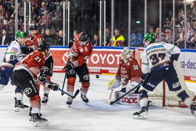 Markus Vikingstad (Eisbaeren Berlin, 37) vs. Janne Juvonen (Koelner Haie, 30), Veli-Matti Vittasmaki (Koelner Haie, 47), Juhani Tyrvainen (Koelner Haie, 21) vor seinem Tor Koelner Haie vs. Eisbaeren Berlin, Eishockey, Penny DEL, Spieltag 03, 2026 2027, 25.09.2026 Koelner Haie vs. Eisbaeren Berlin, Eishockey, Penny DEL, Spieltag 03, 2026 2027, 25.09.2026 Koeln Copyright: xEibner-Pressefoto GerhardxWingenderx EP_GWR