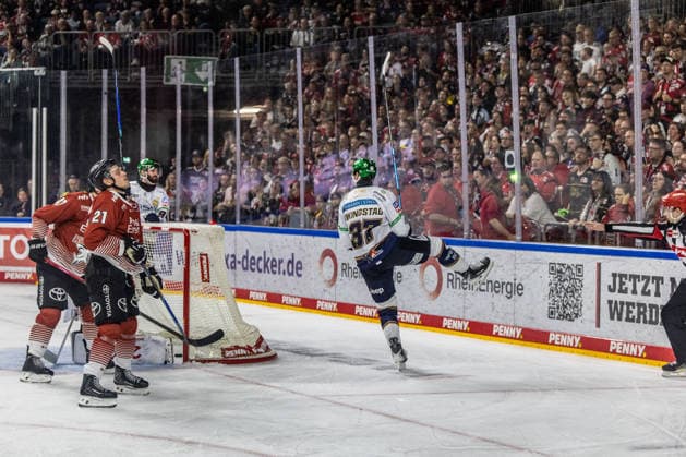 Markus Vikingstad (Eisbaeren Berlin, 37) jubelt vor den Fans der Koelner Haie nach seinem Tor, Juhani Tyrvainen (Koelner Haie, 21) enttaeuscht Koelner Haie vs. Eisbaeren Berlin, Eishockey, Penny DEL, Spieltag 03, 2026 2027, 25.09.2026 Koelner Haie vs. Eisbaeren Berlin, Eishockey, Penny DEL, Spieltag 03, 2026 2027, 25.09.2026 Koeln Copyright: xEibner-Pressefoto GerhardxWingenderx EP_GWR