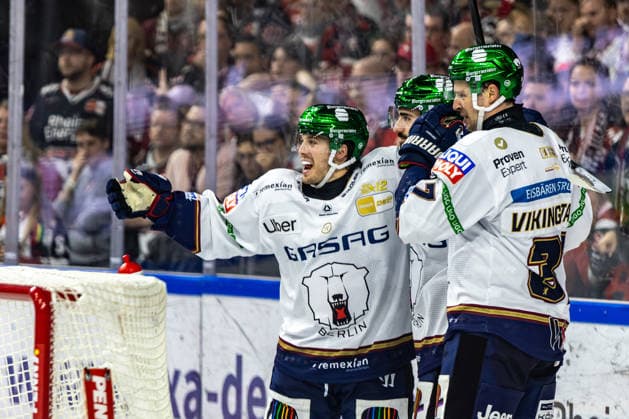 Frederik Tiffels (Eisbaeren Berlin, 95) freut sich mit Markus Vikingstad (Eisbaeren Berlin, 37) nach dessen Tor Koelner Haie vs. Eisbaeren Berlin, Eishockey, Penny DEL, Spieltag 03, 2026 2027, 25.09.2026 Koelner Haie vs. Eisbaeren Berlin, Eishockey, Penny DEL, Spieltag 03, 2026 2027, 25.09.2026 Koeln Copyright: xEibner-Pressefoto GerhardxWingenderx EP_GWR