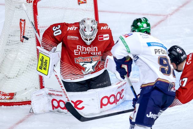 25.09.2026, Eishockey, DEL, Kölner Haie - Eisbären Berlin, 3.Spieltag, Saison 2026 27, Lanxess-Arena Köln: Leo Pföderl (Eisbären Berlin 93) beim Schuss auf das Tor von Goalie Janne Juvonen (Koelner Haie 30) Nordrhein-Westfalen Deutschland