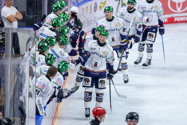25.09.2026, Eishockey, DEL, Kölner Haie - Eisbären Berlin, 3.Spieltag, Saison 2026 27, Lanxess-Arena Köln: Torjubel nach dem Tor zum 3:3 durch Torschütze Markus Vikingstad (Eisbären Berlin 37) Nordrhein-Westfalen Deutschland