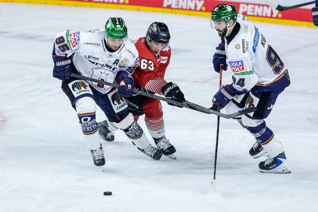 25.09.2026, Eishockey, DEL, Kölner Haie - Eisbären Berlin, 3.Spieltag, Saison 2026 27, Lanxess-Arena Köln: Frederik Tiffels (Eisbären Berlin 95) und Liam Kirk (Eisbären Berlin 94) im Zweikampf gegen Patrick Russell (Koelner Haie 63) Nordrhein-Westfalen Deutschland