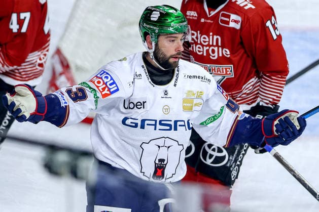 25.09.2026, Eishockey, DEL, Kölner Haie - Eisbären Berlin, 3.Spieltag, Saison 2026 27, Lanxess-Arena Köln: Torjubel nach dem Tor zum 4:3 durch Torschütze Andreas Eder (Eisbären Berlin 43) Nordrhein-Westfalen Deutschland
